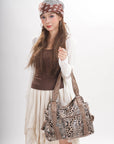 Bolso bandolera vintage de piel vegana con estampado de leopardo.
