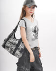 Bolso bandolera vintage de piel vegana con estampado de leopardo.