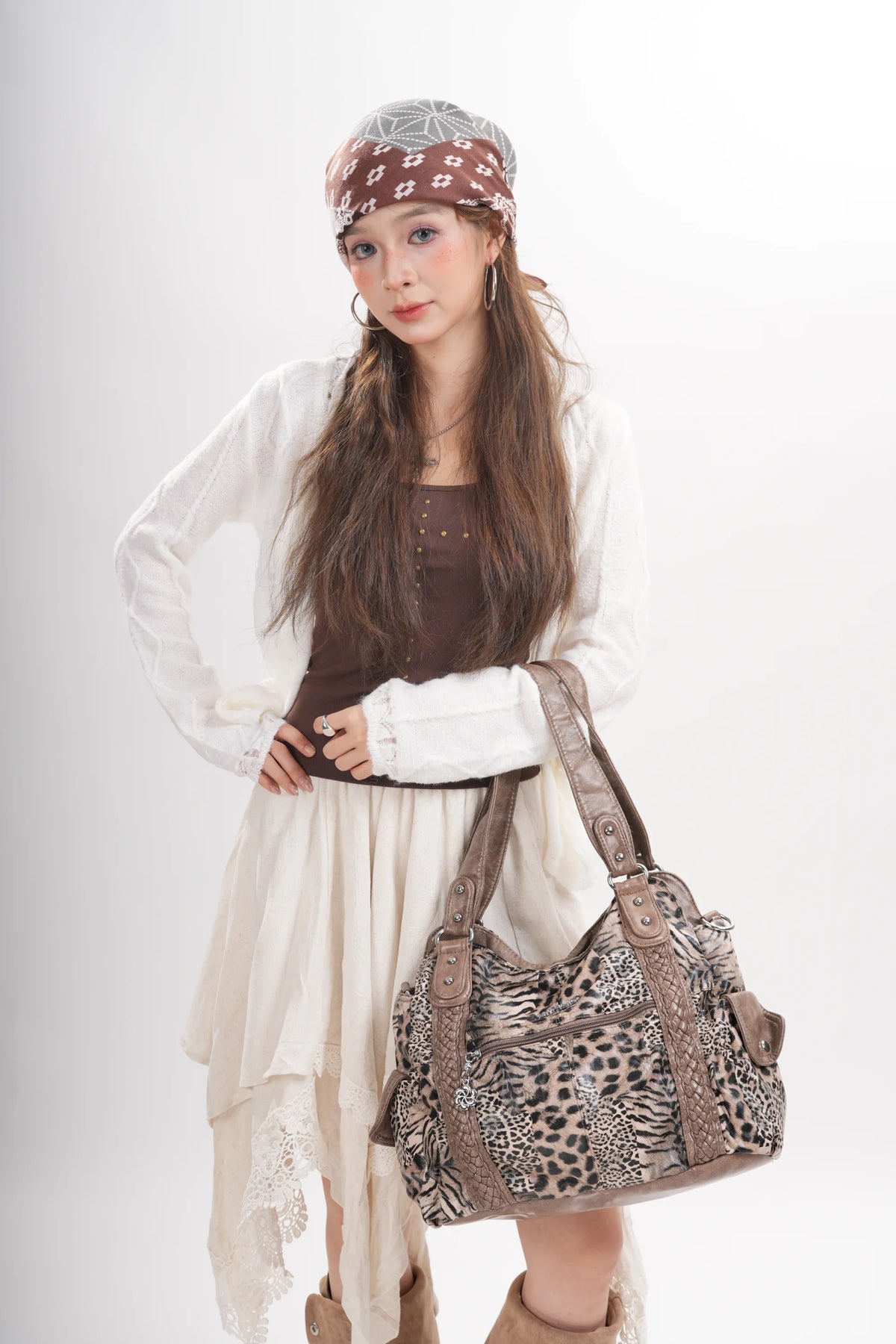 Bolso bandolera vintage de piel vegana con estampado de leopardo.