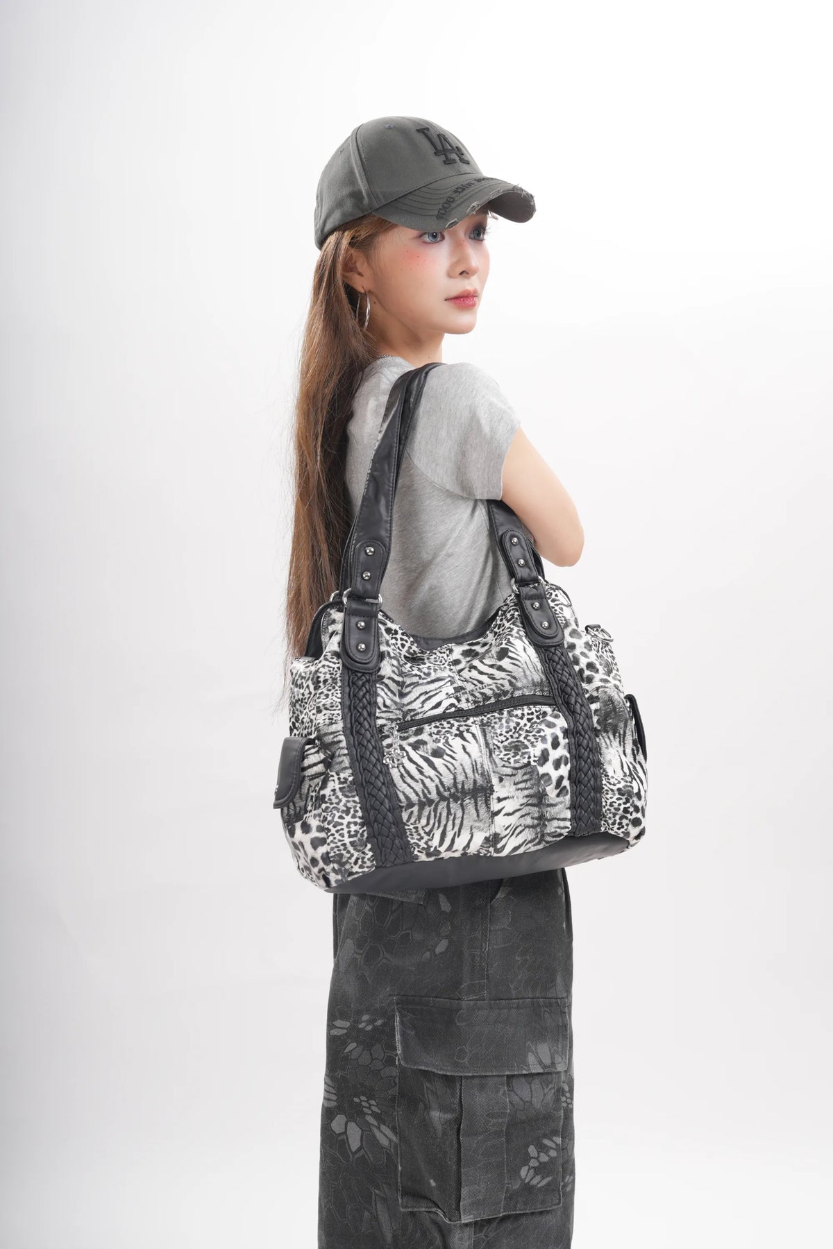 Bolso bandolera vintage de piel vegana con estampado de leopardo.