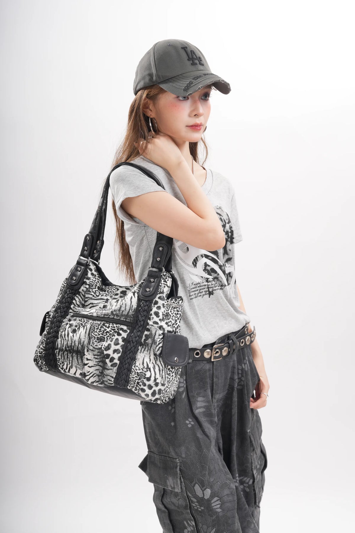 Bolso bandolera vintage de piel vegana con estampado de leopardo.