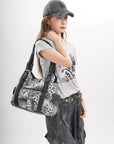 Bolso bandolera vintage de piel vegana con estampado de leopardo.