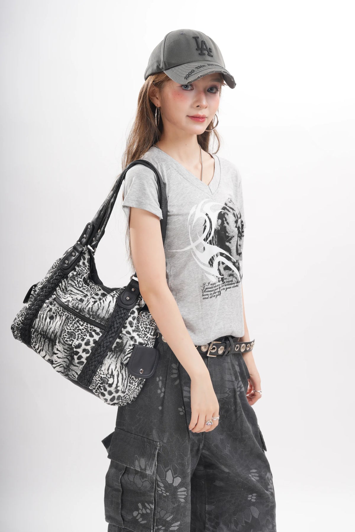 Bolso bandolera vintage de piel vegana con estampado de leopardo.